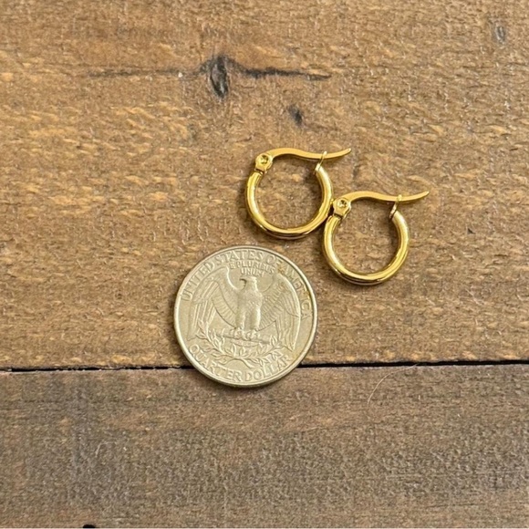 Small gold plated hoop earrings - Picture 7 of 7